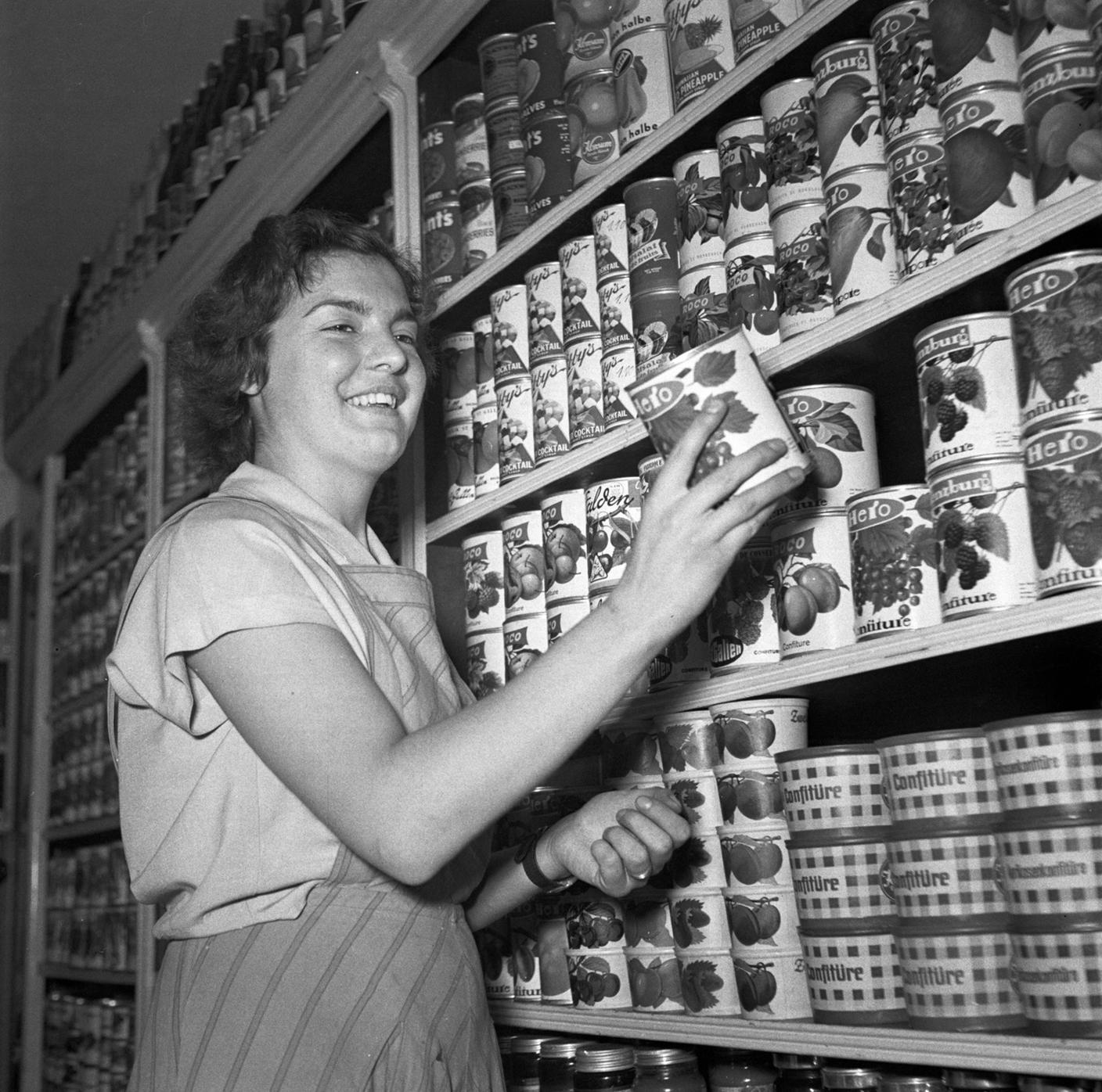 Barattoli di confettura Hero in un negozio di Zurigo nel 1946