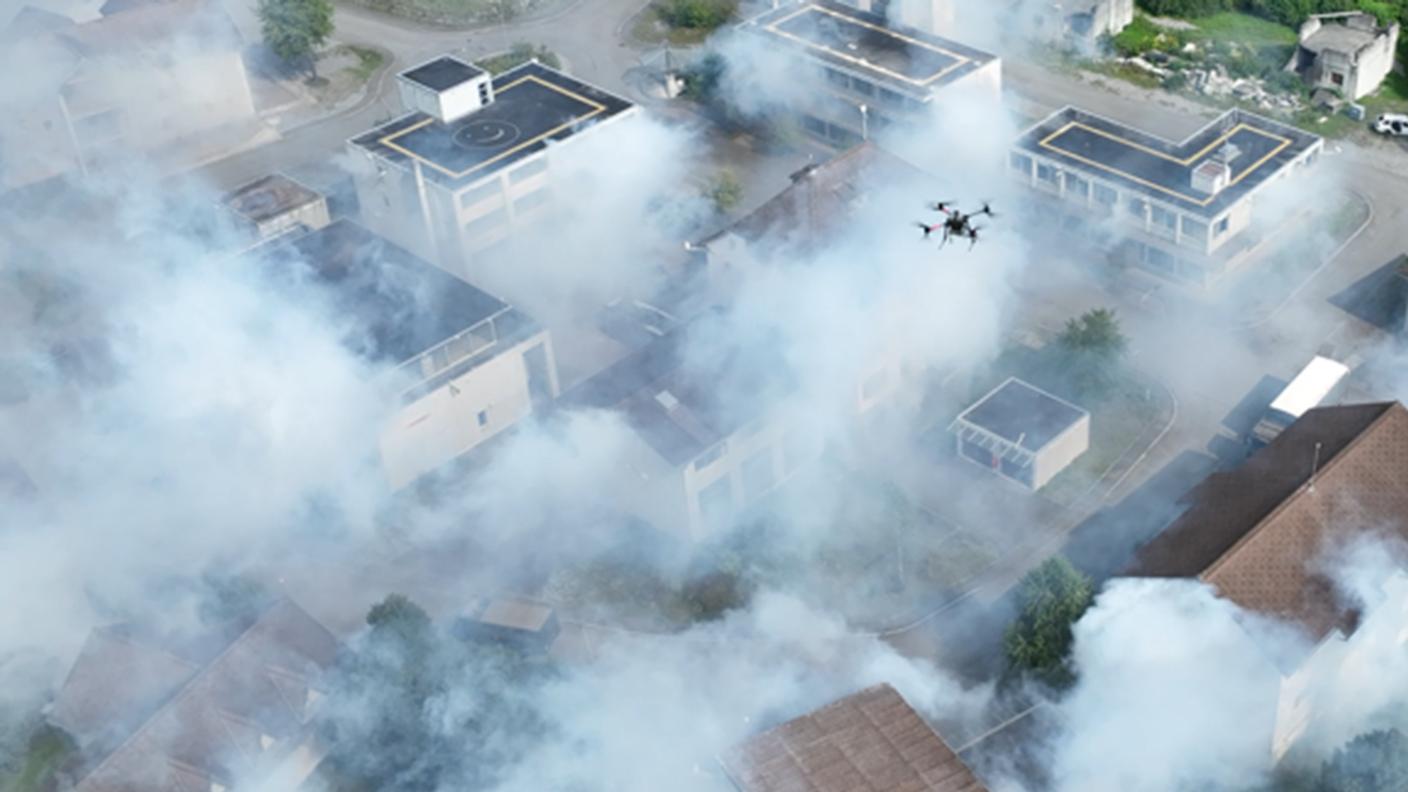 Un drone che raccoglie dati sopra il villaggio di addestramento di Äuli coperto da una nebbia mimetica