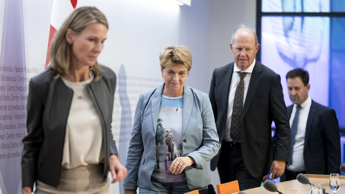 Viola Amherd con gli autori del rapporto in conferenza stampa