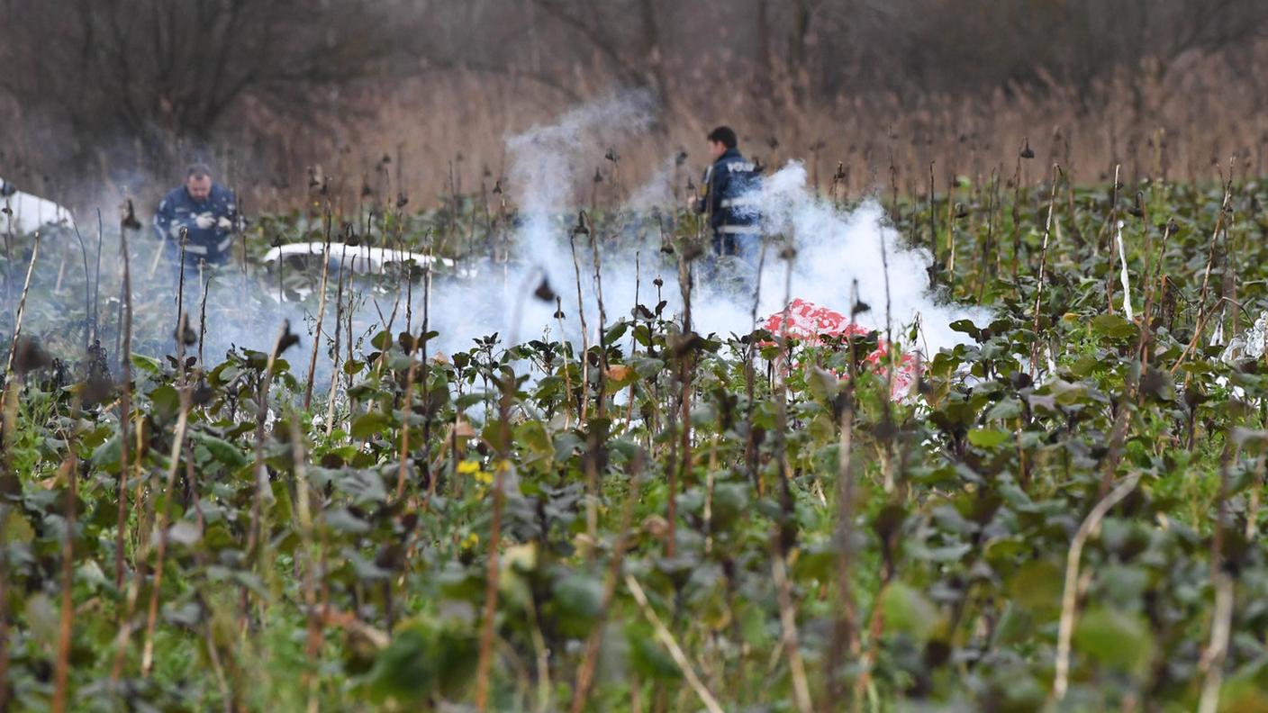 I resti fumanti dei velivoli dopo l'incidente aereo