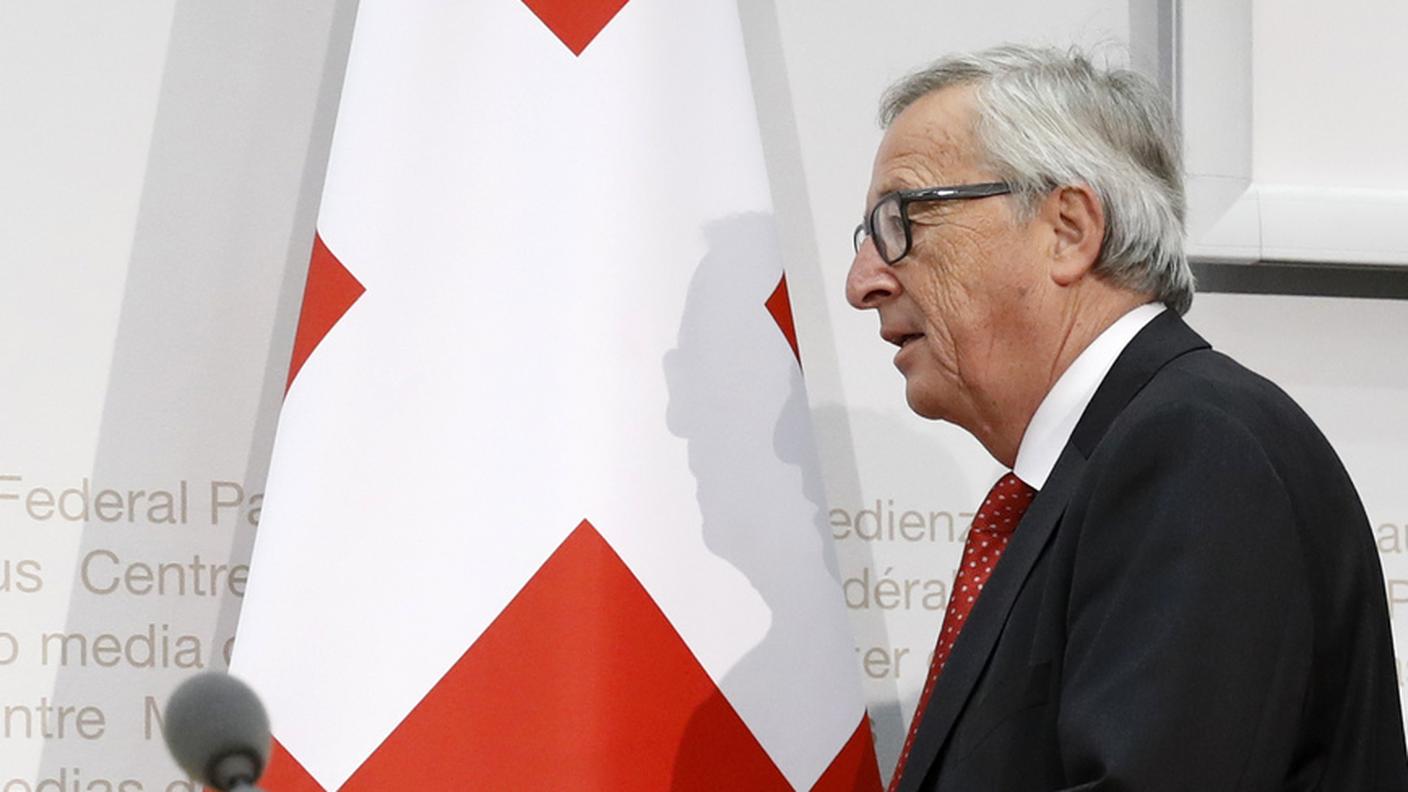Juncker annota e insiste