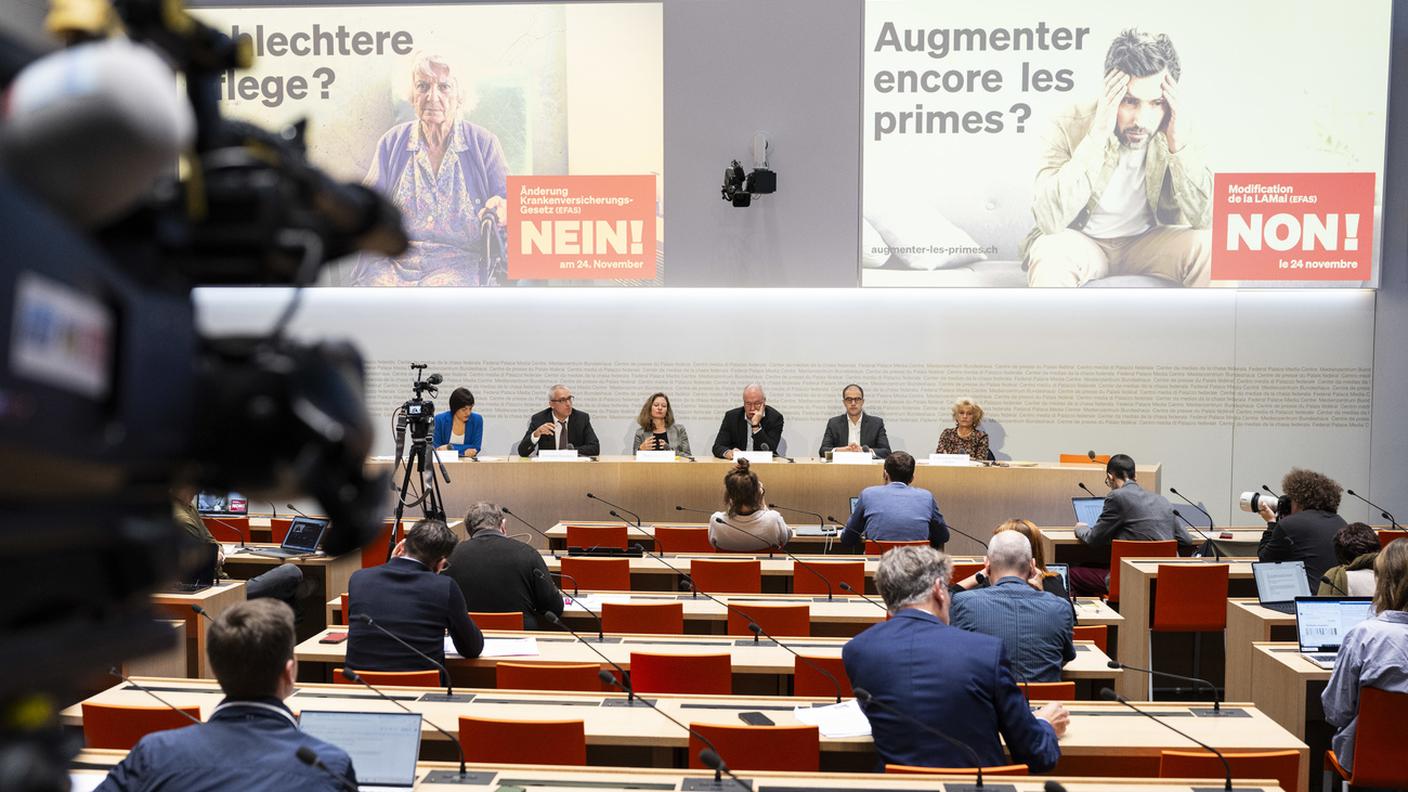 Il comitato dei contrari, in un momento della conferenza stampa di stamani a Berna