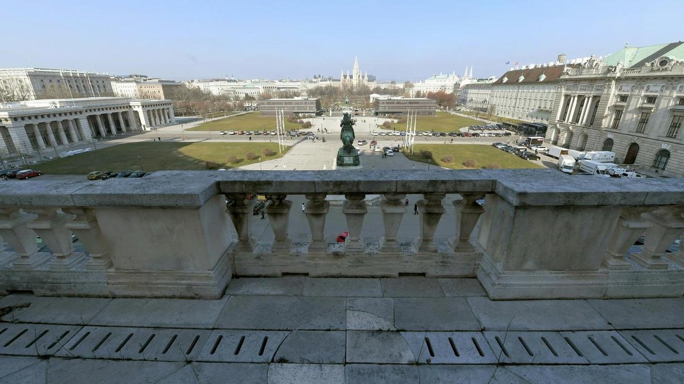 Vienna, la vista dal balcone della Heldenplatz alla Hofburg