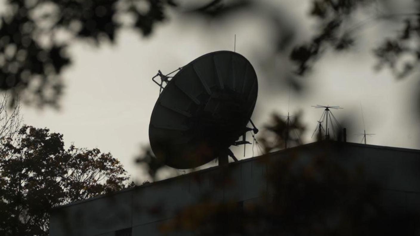 Una delle antenne presenti sul tetto dell'edificio in cui si trova la rappresentanza diplomatica russa a Ginevra