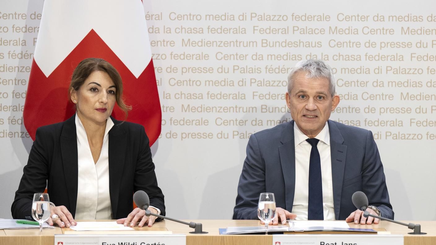 Eva Wildi-Cortés (a sinistra) e il consigliere federale Beat Jans