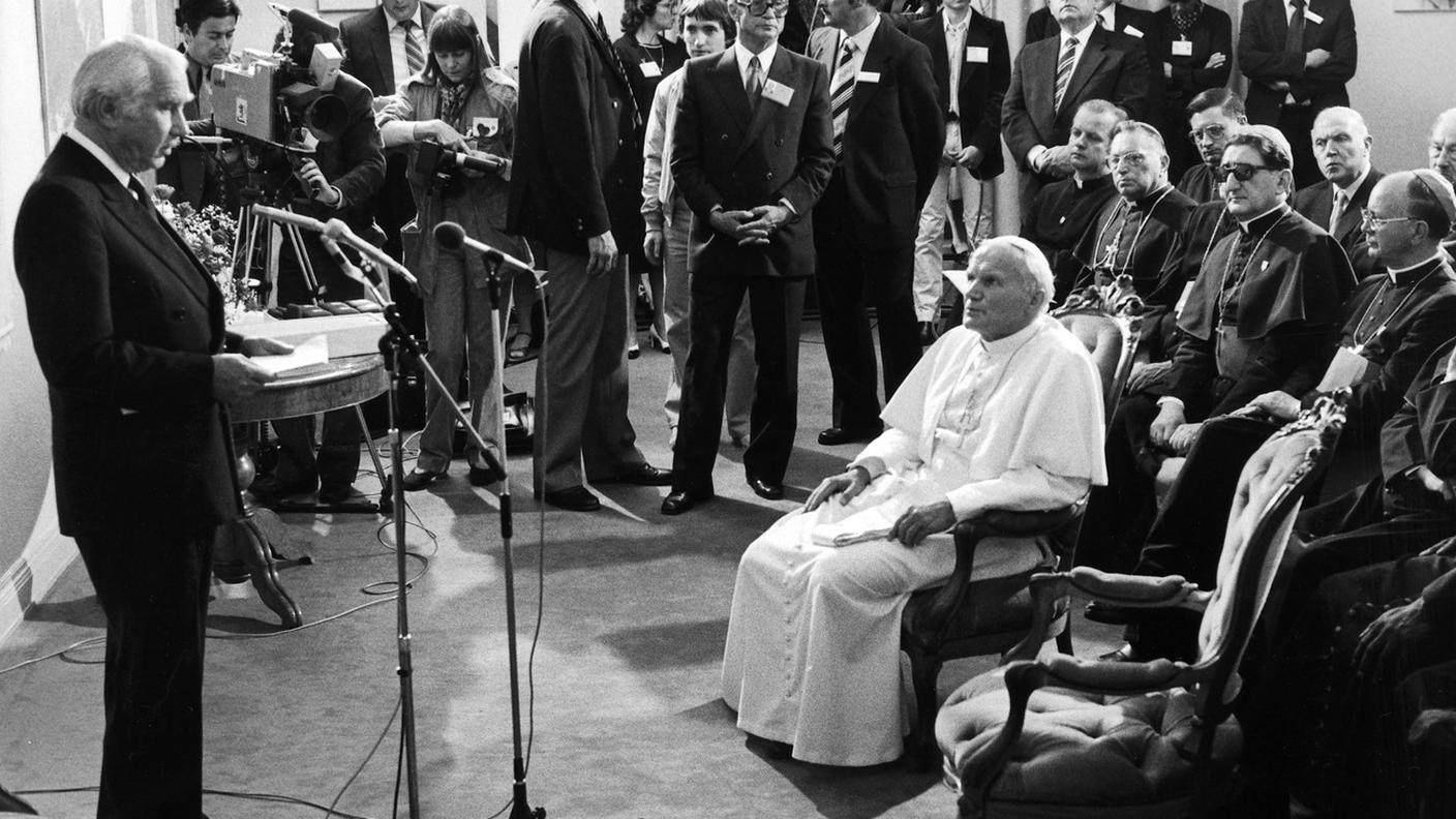 Giovanni Paolo II ascolta l'allora presidente del CICR Alexander Hay: è la penultima visita di un Papa a Ginevra, nel 1982
