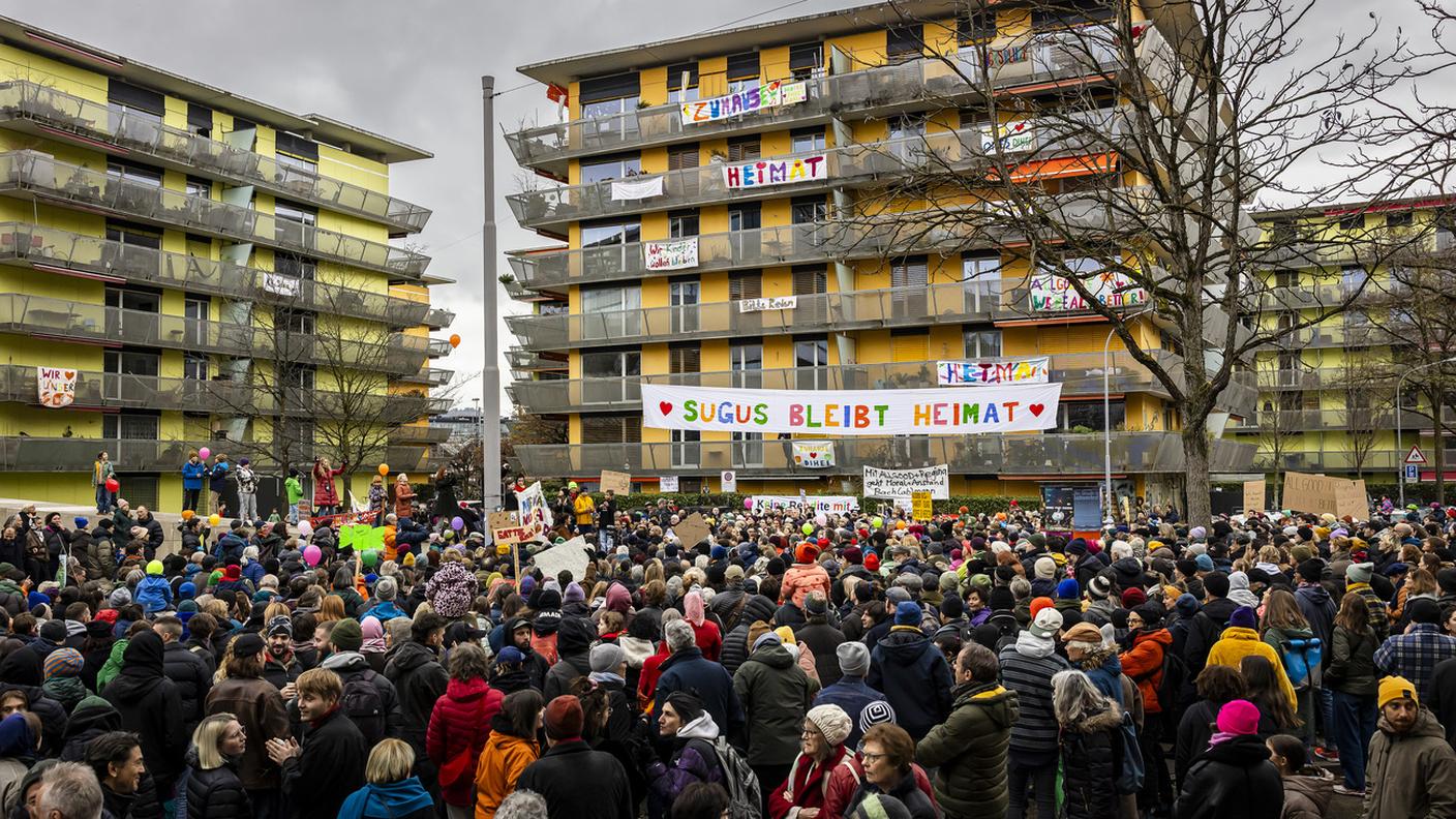 La manifestazione davanti alle Case Sugus