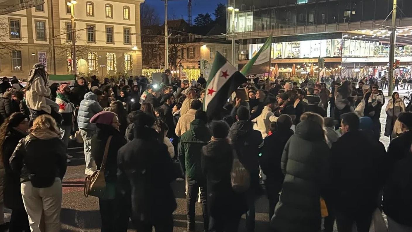 Siriani, ma anche persone che solidarizzano, si sono radunate davanti alla stazione di Berna