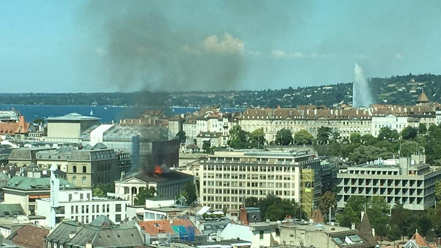 Le fiamme si sono diffuse all’interno di una soffitta dell'edificio