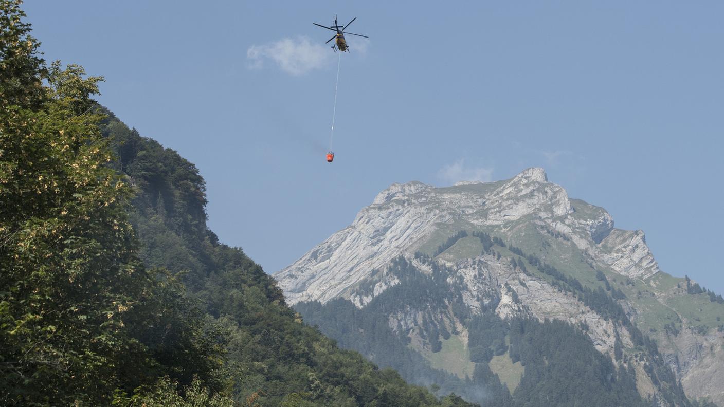 Un elicottero antincendio all'opera