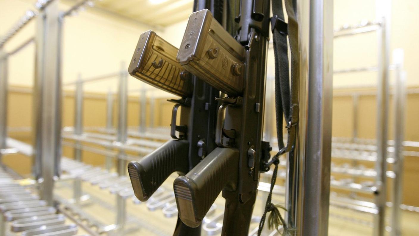 Un Fass 90, l'arma di ordinanza dei militari svizzeri
