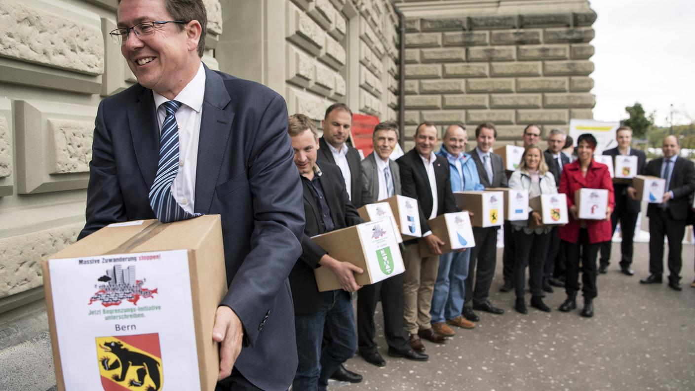 Il presidente Albert Rösti alla consegna delle firme lo scorso 31 agosto