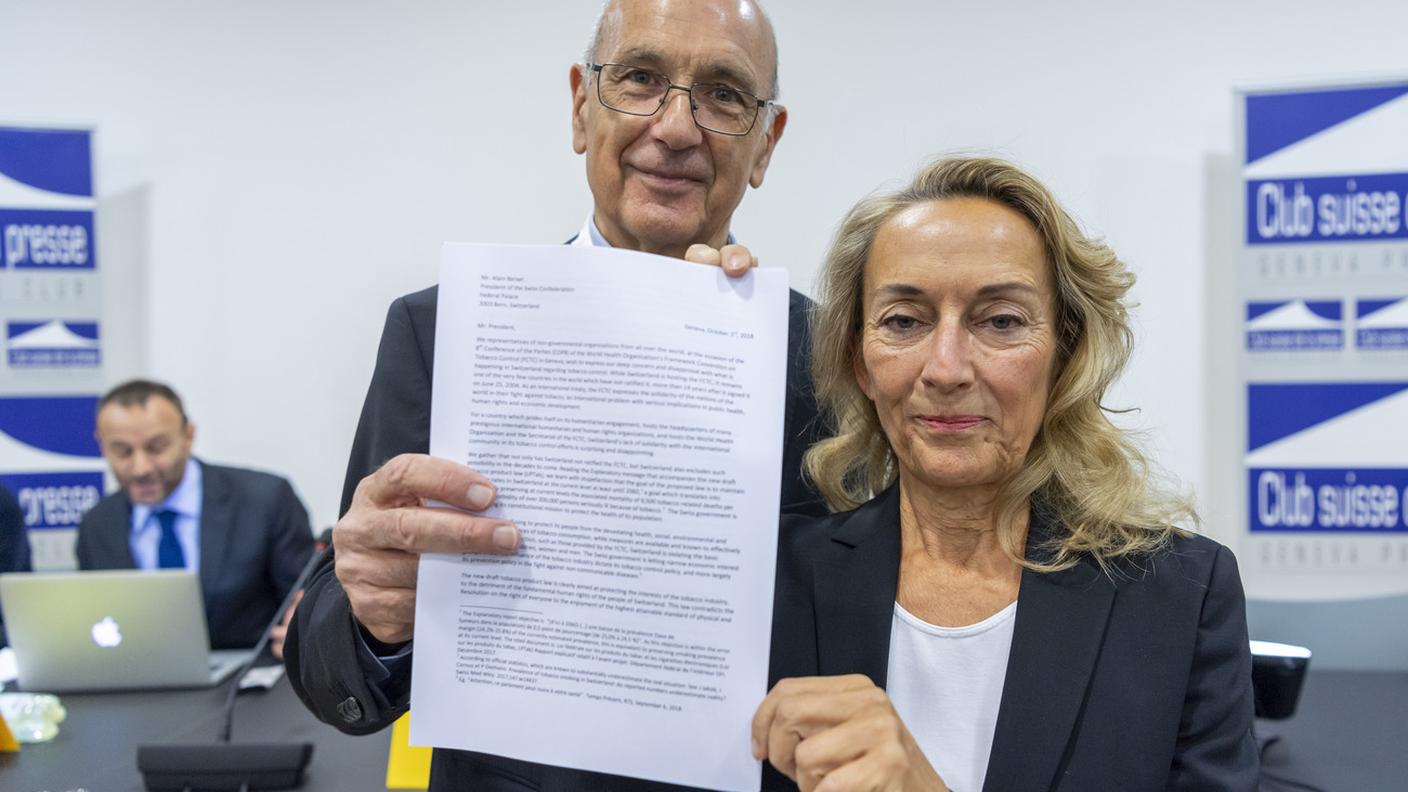 Pascal Diethelm e Bettina Borish con la lettera per Alain Berset
