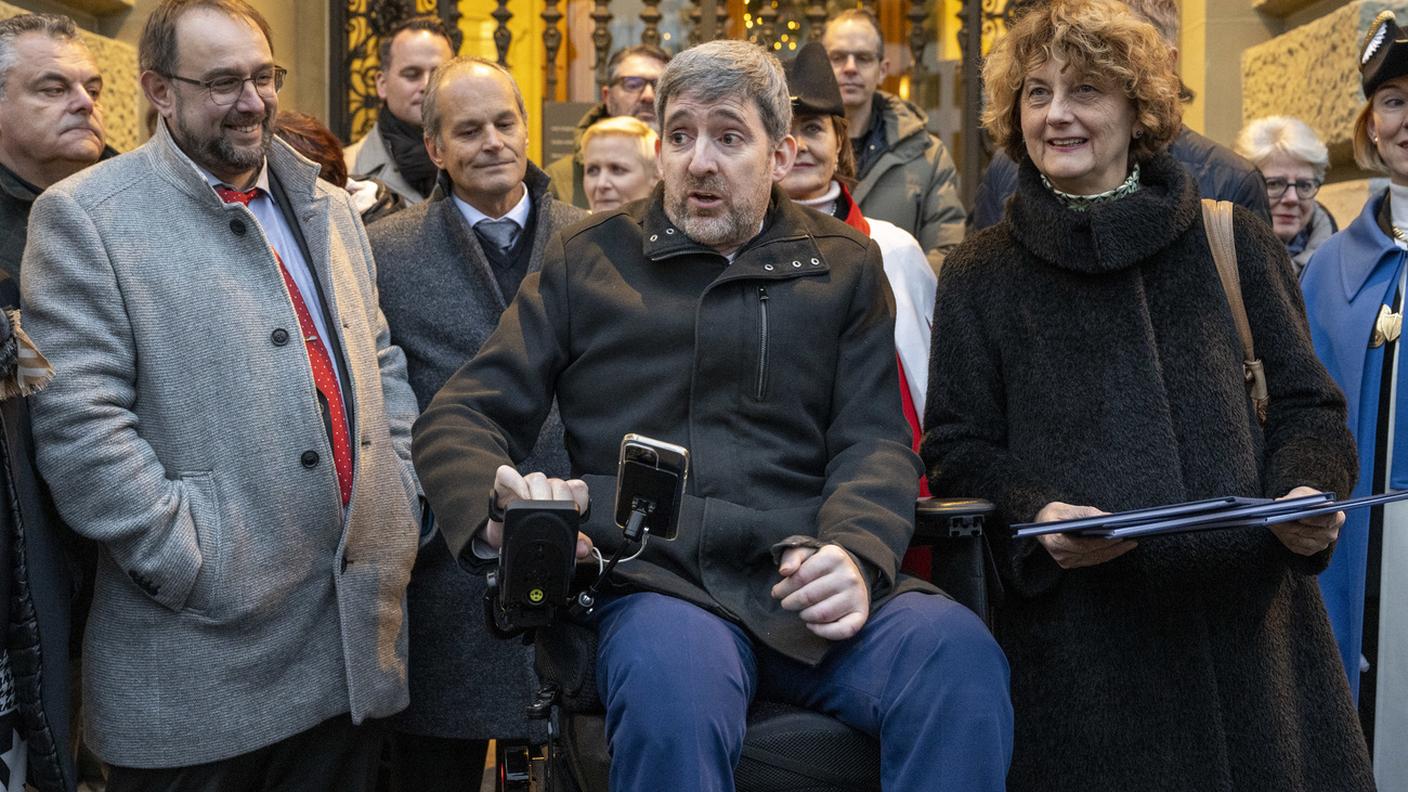 Philipp Kutter è in sedia a rotelle a causa di un incidente sugli sci