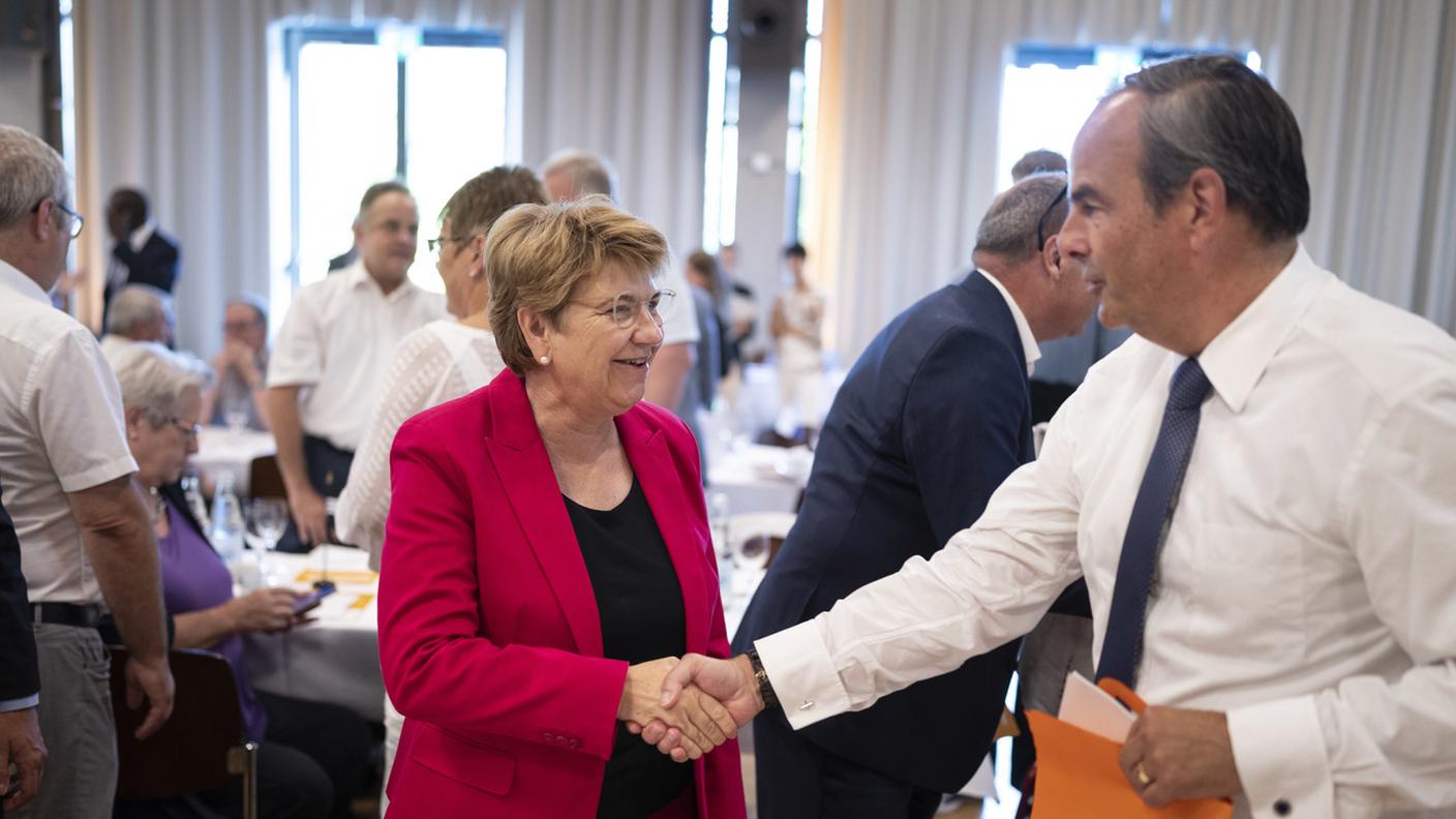 Gerhard Pfister con Viola Amherd, che mercoledì ha annunciato le dimissioni dal Consiglio federale con effetto a fine marzo