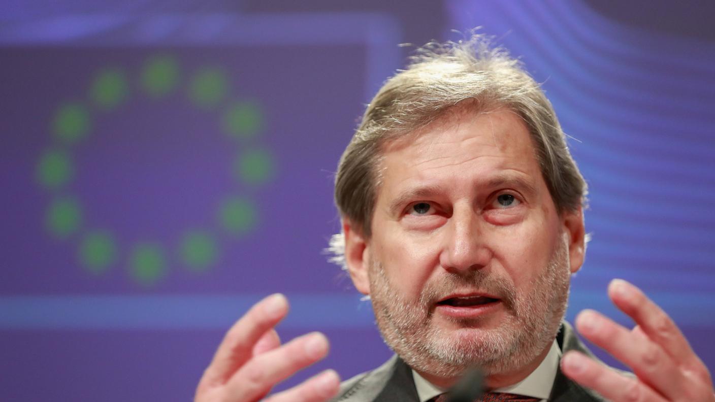 Il commissario UE Johannes Hahn, durante la conferenza stampa di stamani a Bruxelles
