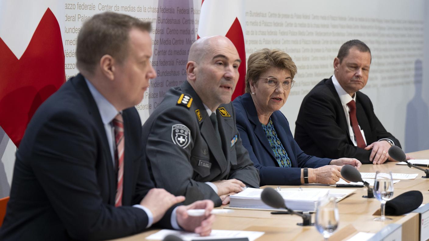 Patrick Gerber dell'UFPP, Thomas Süssli, Viola Amherd e il capo dell'armamento Urs Loher davanti ai media venerdì
