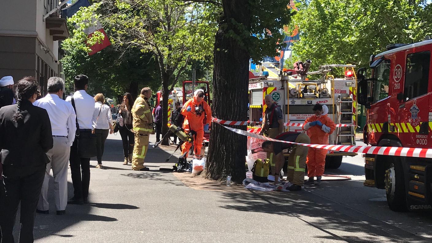 Pompieri vicino all'edificio che ospita una dozzina di consolati stranieri a Melbourne