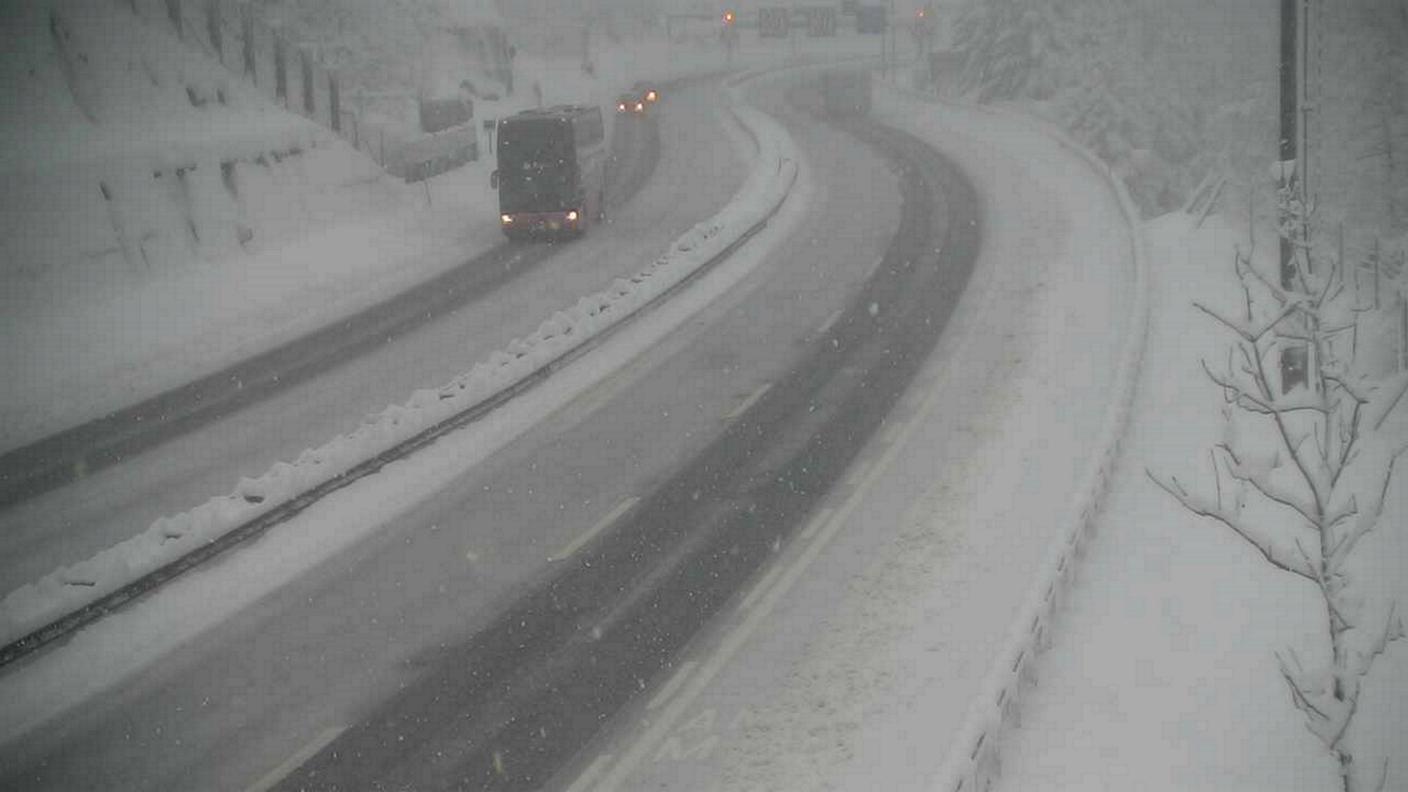L'autostrada A2 innevata poco prima del tunnel del San Gottardo