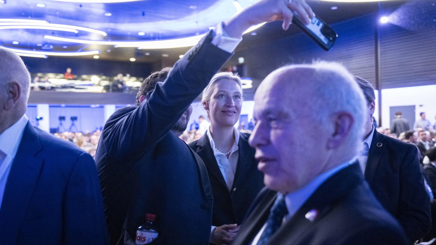 Alice Weidel dell'AfD durante un evento a Kloten assieme a Ueli Maurer