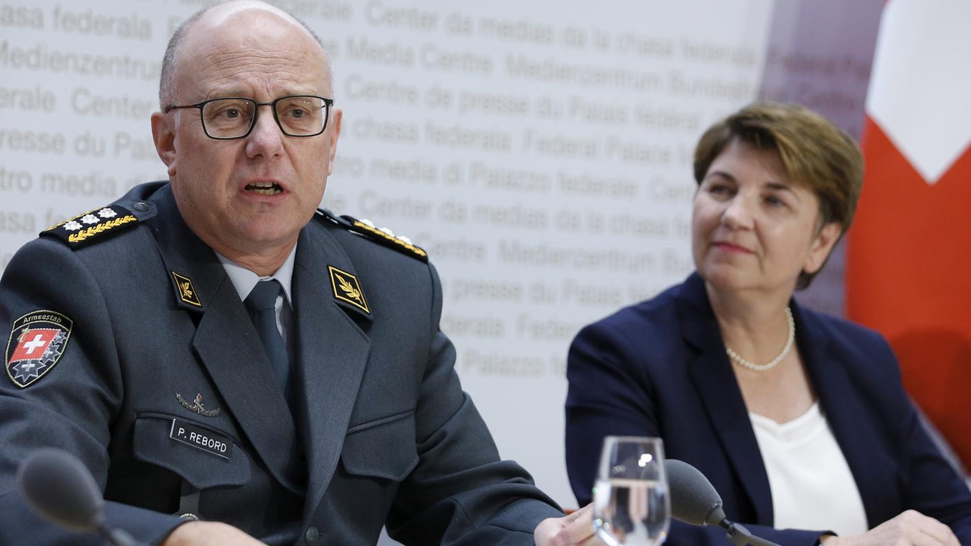 La responsabile del Dipartimento Viola Amherd col capo dell'esercito Philippe Rebord