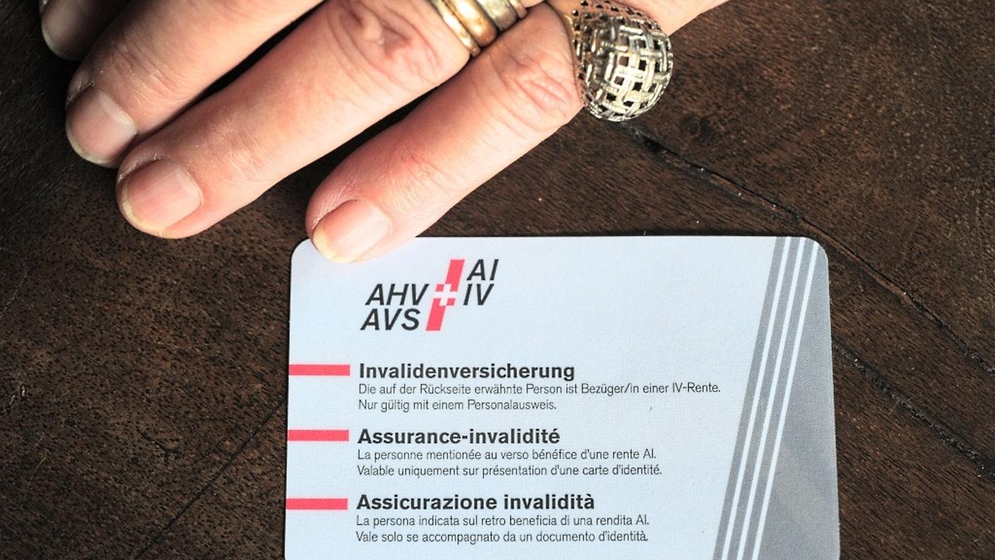 Un tesserino dell'Assicurazione invalidità