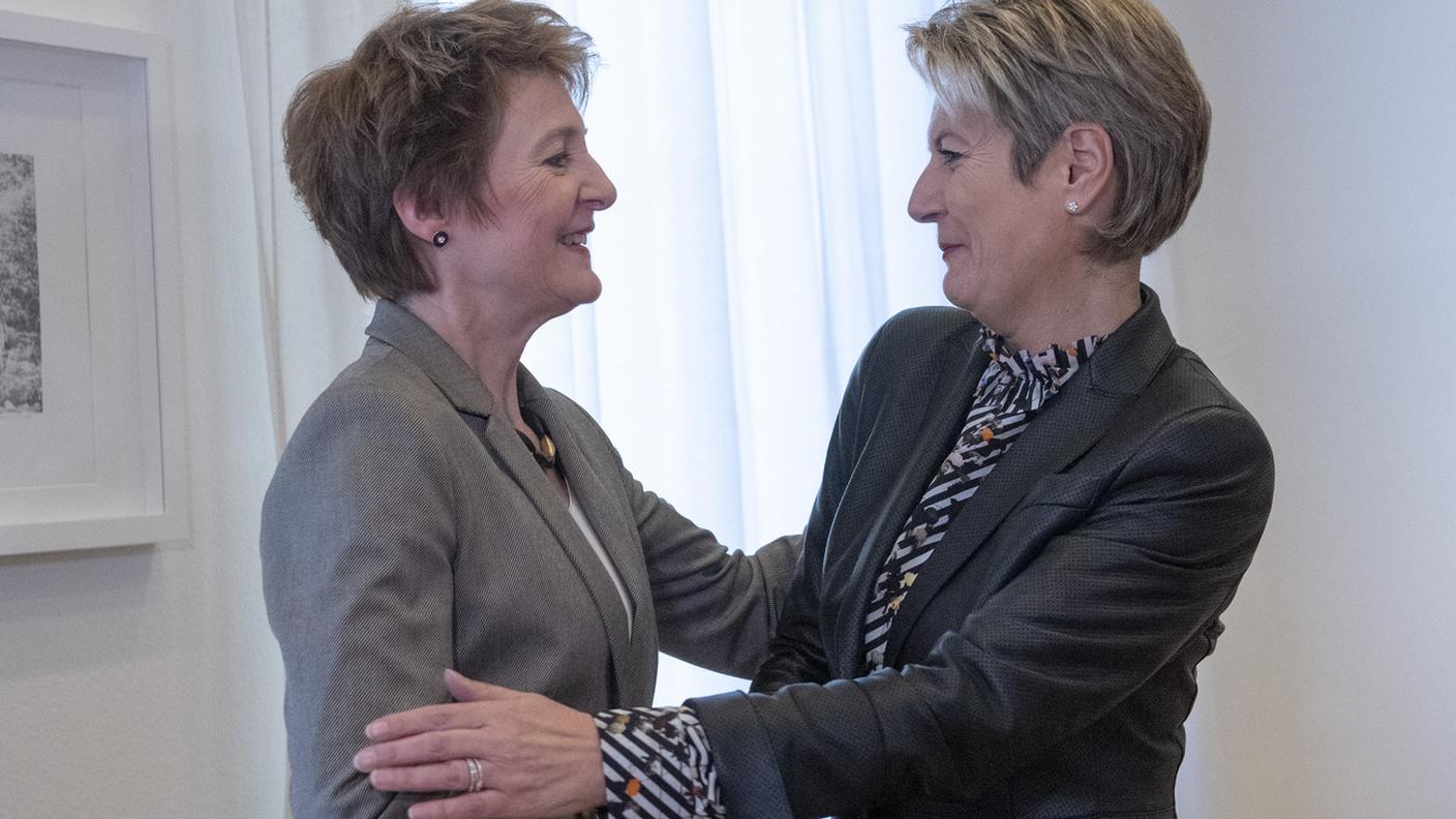 Simonetta Sommaruga e Karin Keller-Sutter, ex e nuova ministra di giustizia e polizia, divise sul tema: per la prima preferibile un rimpatrio controllato, la seconda non ne ha condiviso i timori