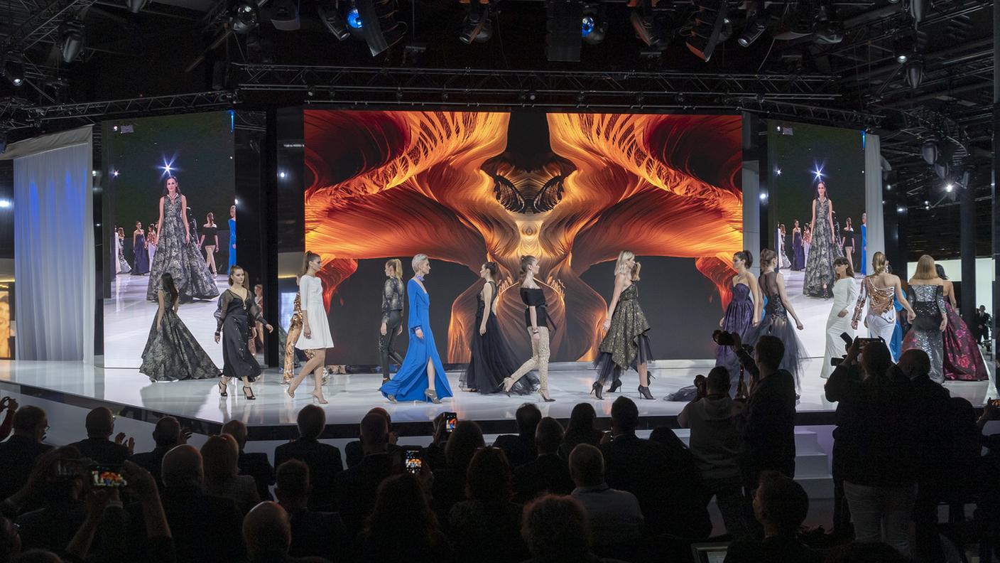 Modelle sfilano durante uno show a Baselworld