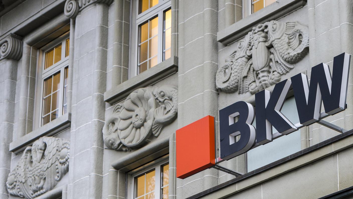 Il logo BKW sopra l'ingresso della sede in Viktoriaplatz a Berna