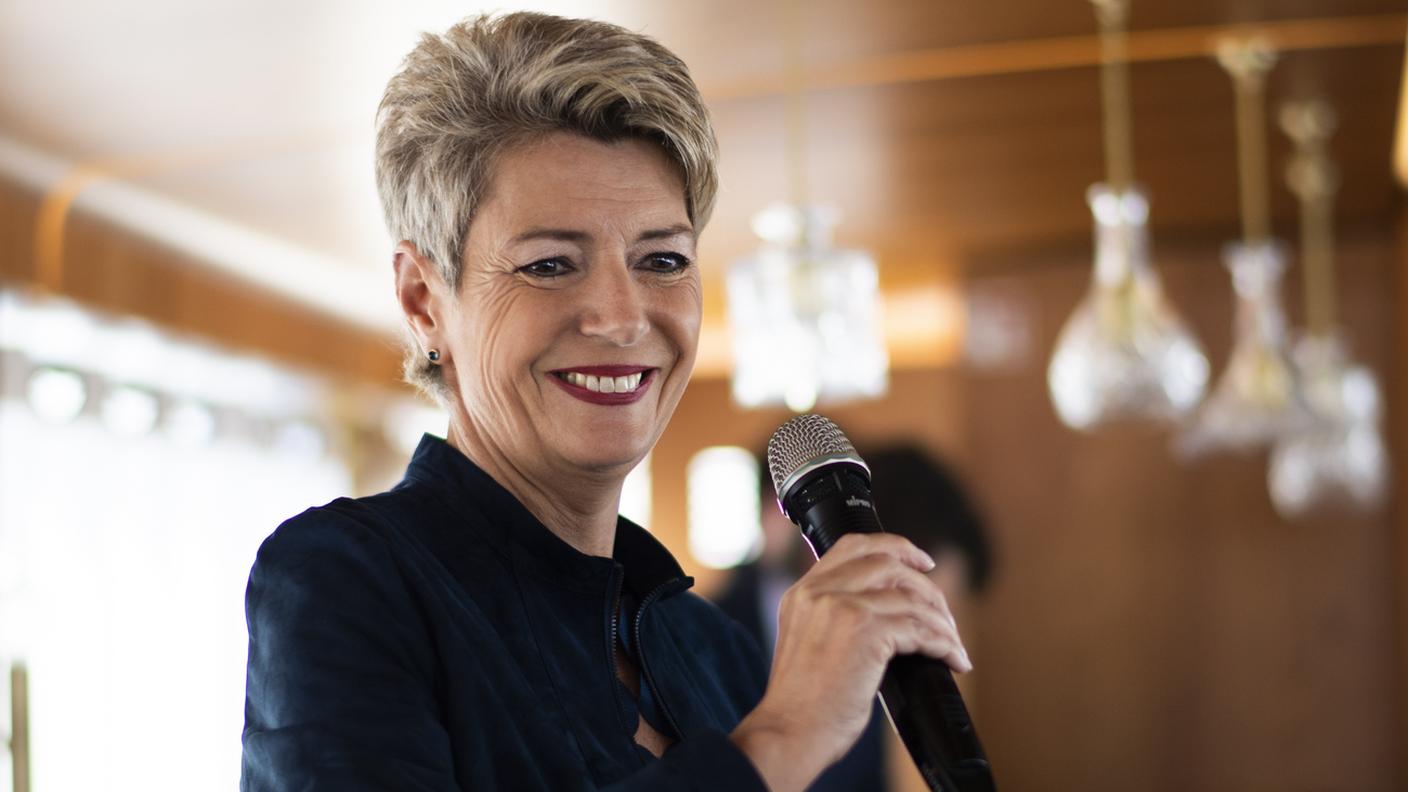 La consigliera durante la conferenza stampa nel porto di Romanshorn
