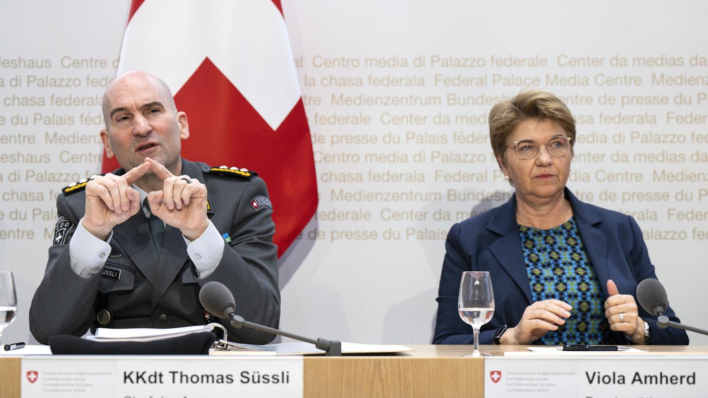 Il capo dell'esercito Thomas Süssli (a sinistra) e la consigliera federale Viola Amherd