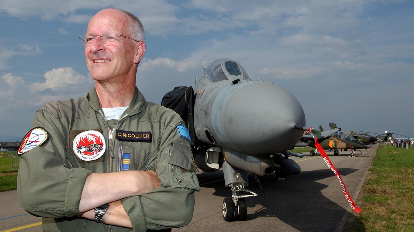 Claude Nicollier prima di imbarcarsi a bordo degli Space Shuttle è stato ai comandi dei jet dell'aviazione militare svizzera