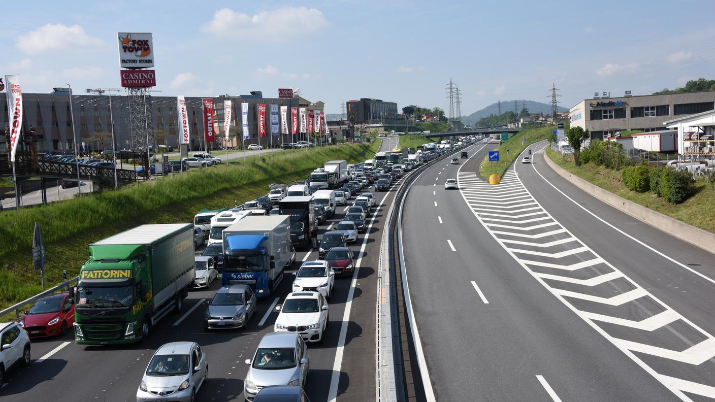 Traffico bloccato fino a Mendrisio e oltre anche sulla cantonale