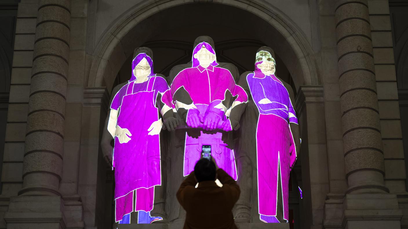 La statua dei tre confederati di Palazzo federale trasformata nelle tre confederate da una proiezione luminosa in occasione della giornata dell'8 marzo