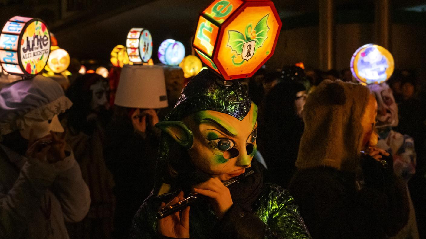 Il Carnevale di Basilea è iniziato lunedì con il classico Morgenstraich