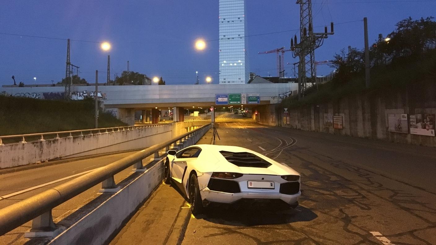 La Lamborghini danneggiata contro la barriera a lato della carreggiata a Basilea