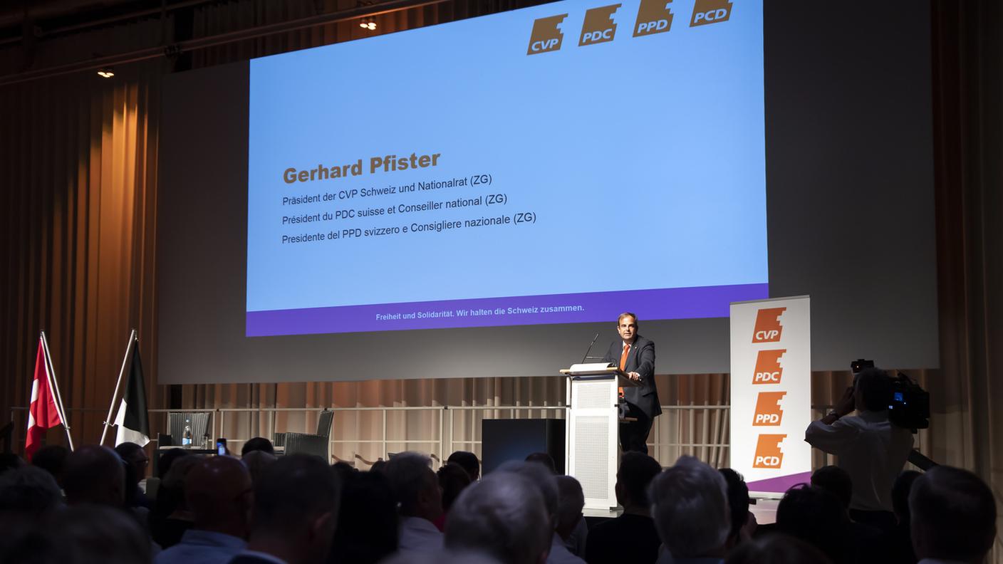 Il presidente PPD Gehrard Pfister  durante il suo intervento a Friburgo