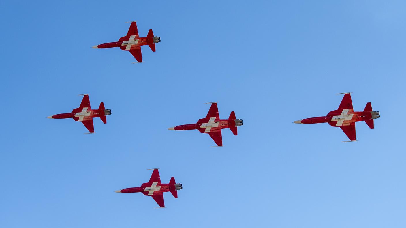 La Patrouille suisse in volo
