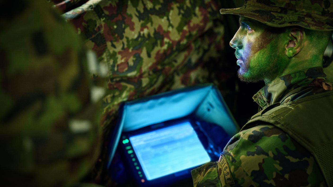 Un militare del Comando Ciber nel quale operano specialisti del ciberspazio e dello spazio elettromagnetico