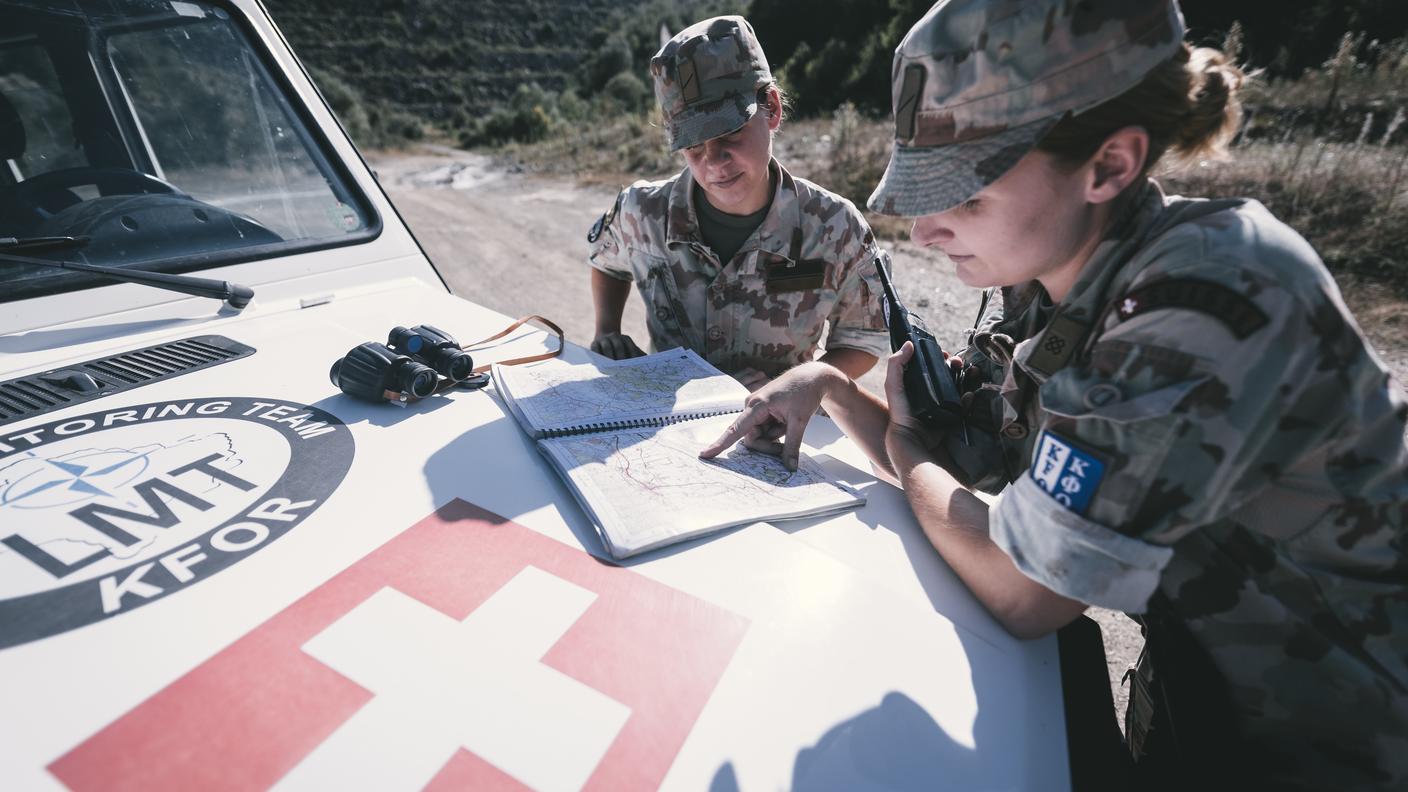 Due soldatesse della Swisscoy impegnate nella missione KFOR