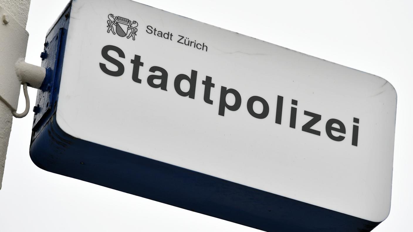 Sul luogo del delitto, già dal pomeriggio di giovedì, è presente la polizia scientifica.