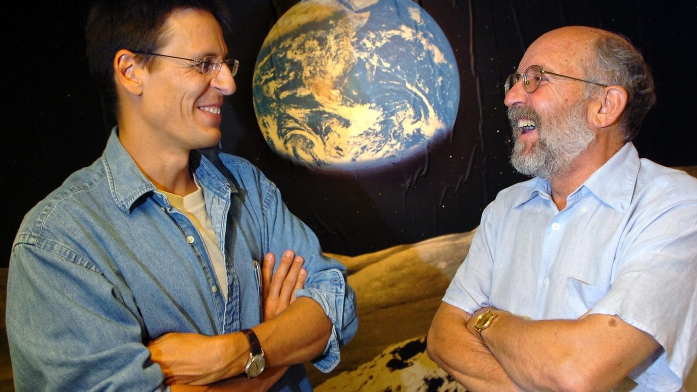Gli astronomi svizzeri Michel Mayor, destra, e Didier Queloz, sinistra, in una foto del 2005