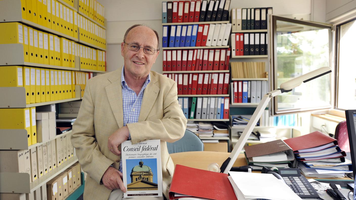 Urs Altermatt con il suo libro, in un'immagine del 2009