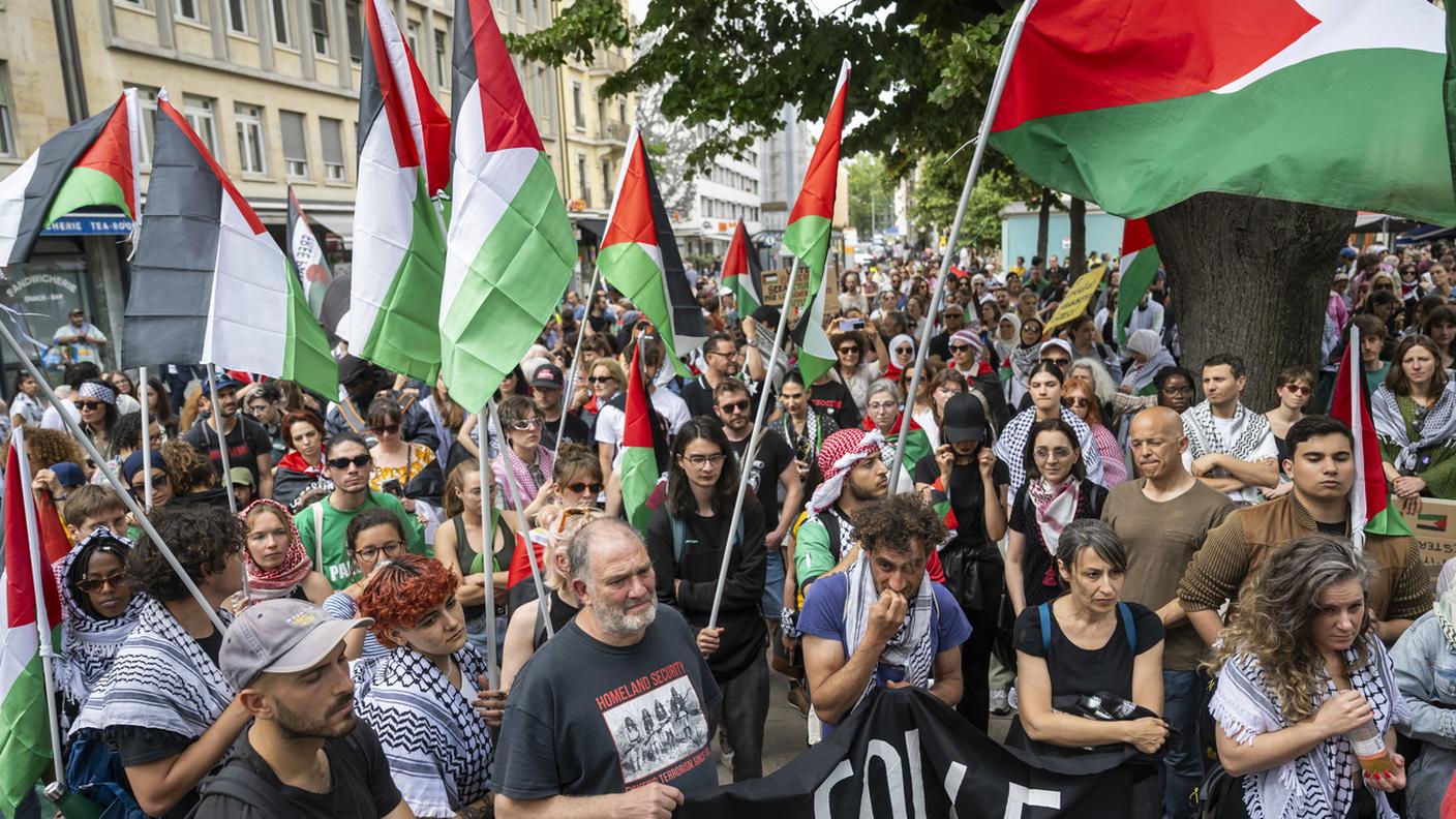 Una manifestazione per Gaza a Ginevra, l'8 giugno dello scorso anno