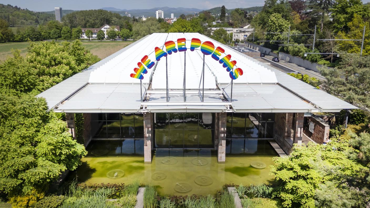 La scultura luminosa arcobaleno "We are poems" (2011) dell'artista svizzero Ugo Rondinone è stata installata sul tetto della Fondation Beyeler a Riehen appositamente per l'Eurovision Song Contest 2025