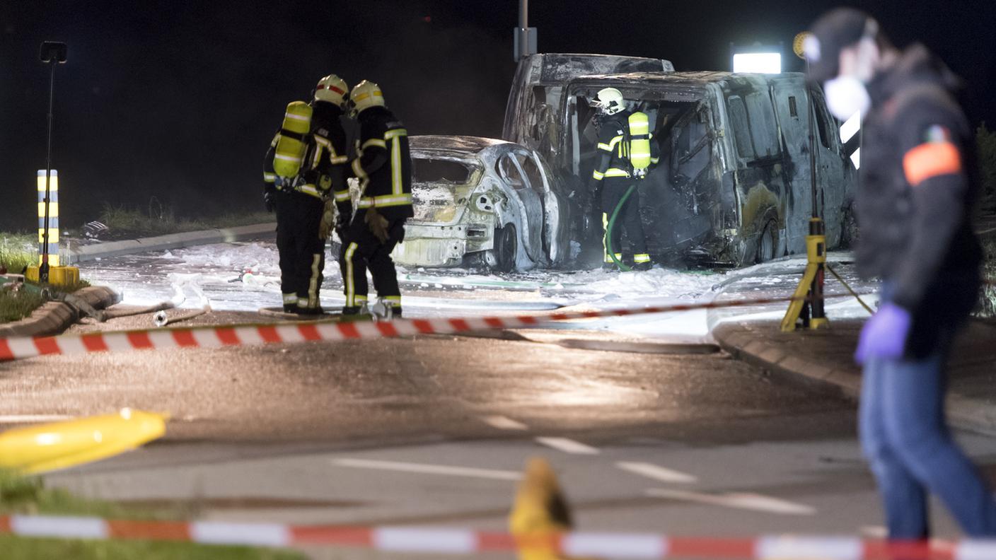 Agenti di polizia al lavoro sul luogo dell'assalto
