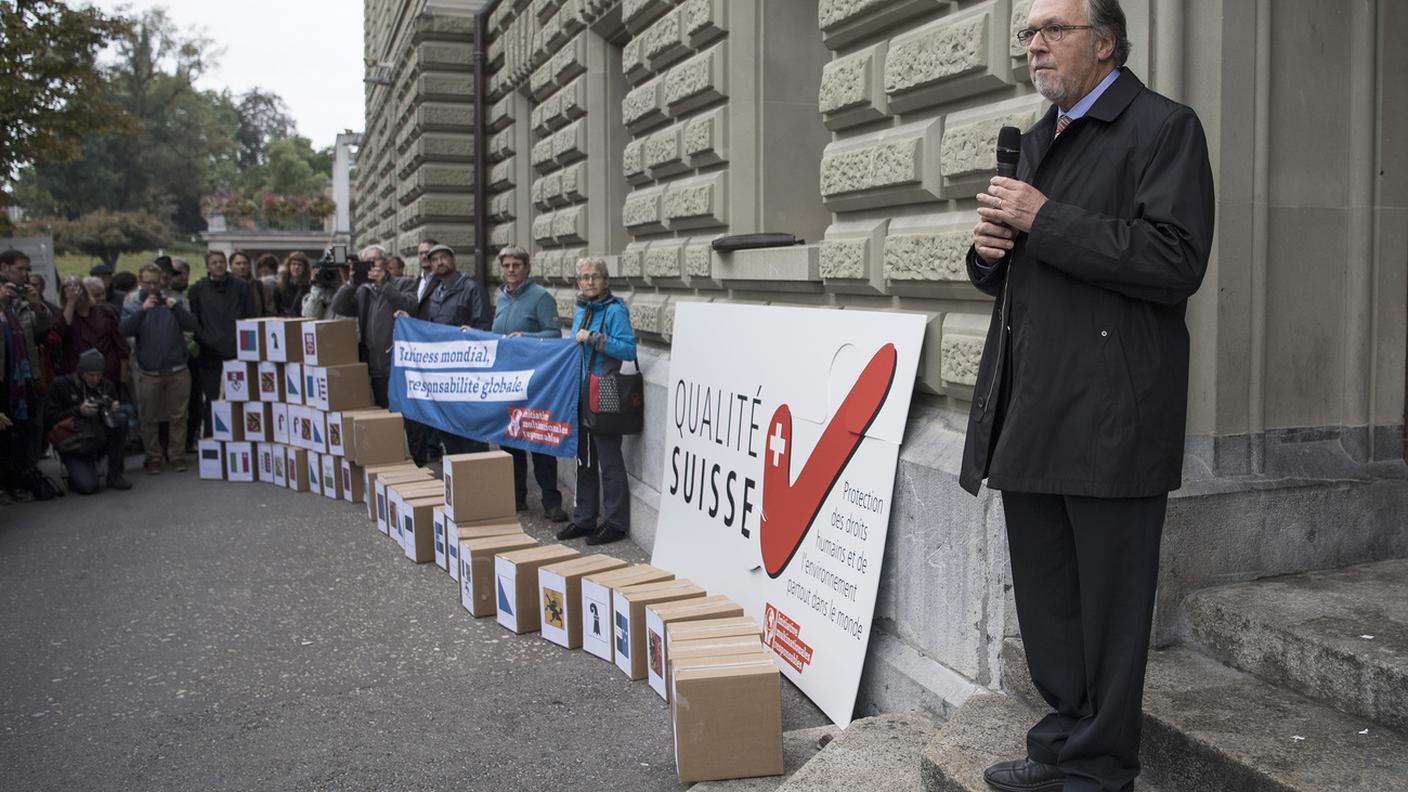 Dick Marty alla consegna delle firme raccolte da una coalizione di ONG