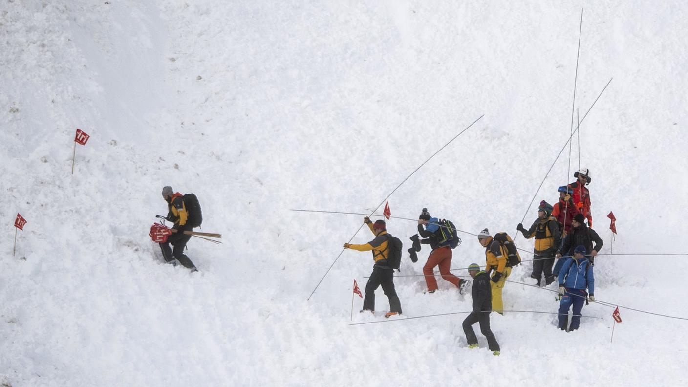 Il bilancio resta di due feriti lievi e quattro persone uscite illese dalla colata di neve