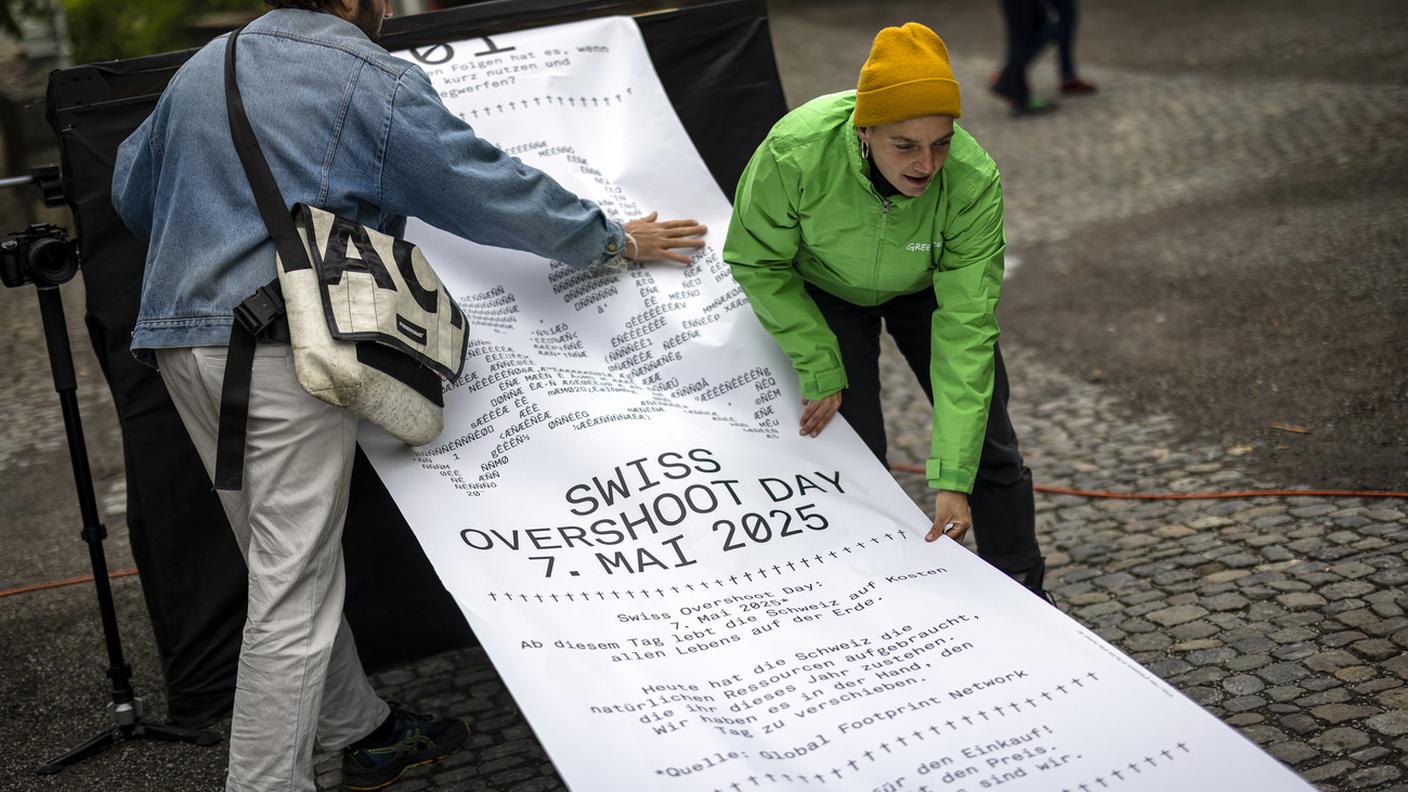 Anche Greenpeace ha presentato il "conto" con una manifestazione martedì a Zurigo
