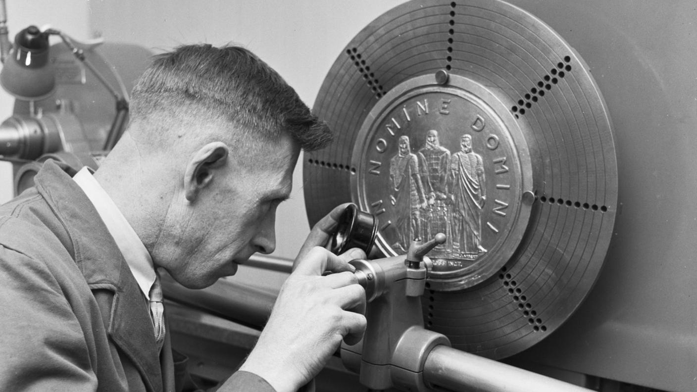 Un dipendente della zecca federale di Berna lavora su uno stampo nel 1955